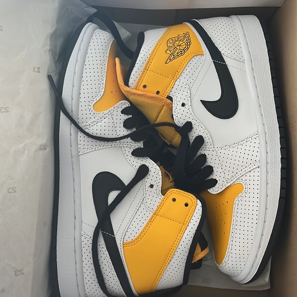 Woman’s Air Jordan 1Mid - Picture 1 of 4